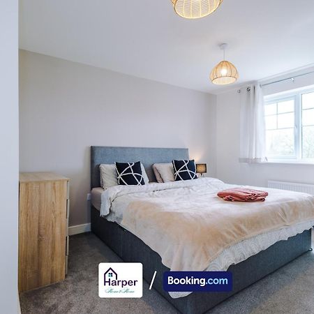 Prime Location 3 Storey By Harperletting Short Lets & Serviced Accommodation Chester With Driveway Long Or Short Stays Hough Green Eksteriør billede