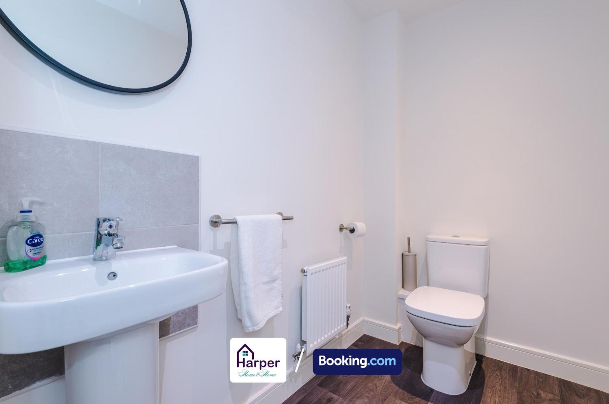 Prime Location 3 Storey By Harperletting Short Lets & Serviced Accommodation Chester With Driveway Long Or Short Stays Hough Green Eksteriør billede
