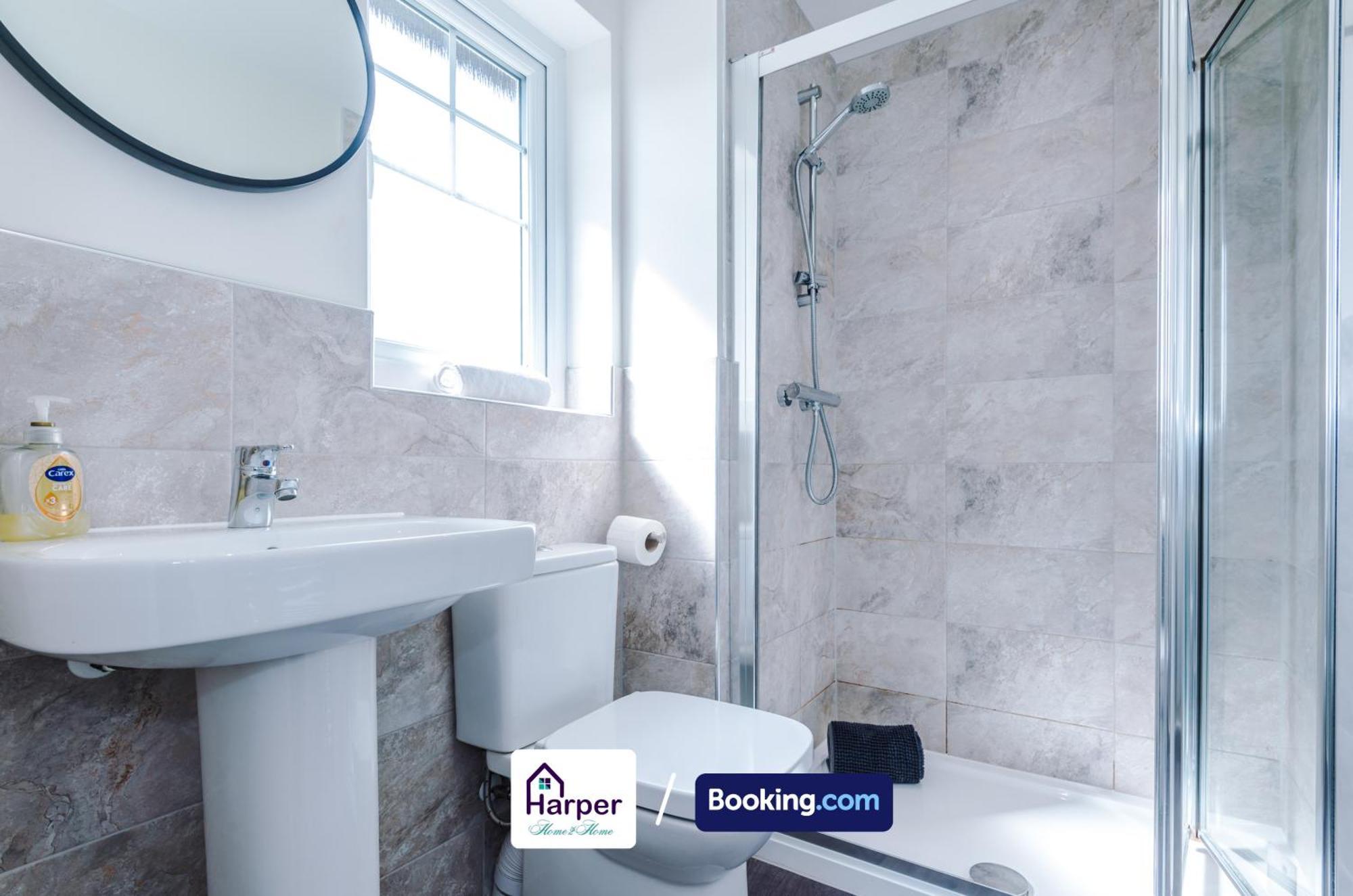 Prime Location 3 Storey By Harperletting Short Lets & Serviced Accommodation Chester With Driveway Long Or Short Stays Hough Green Eksteriør billede