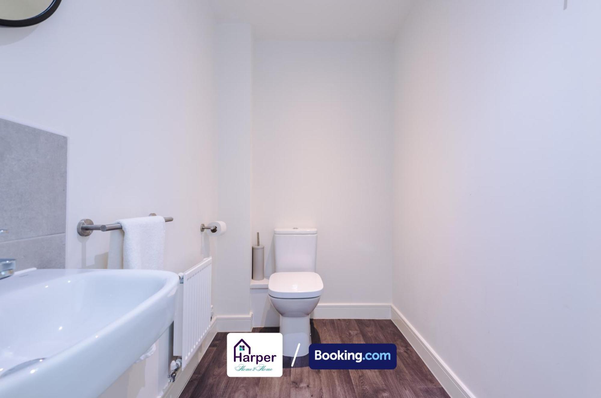Prime Location 3 Storey By Harperletting Short Lets & Serviced Accommodation Chester With Driveway Long Or Short Stays Hough Green Eksteriør billede
