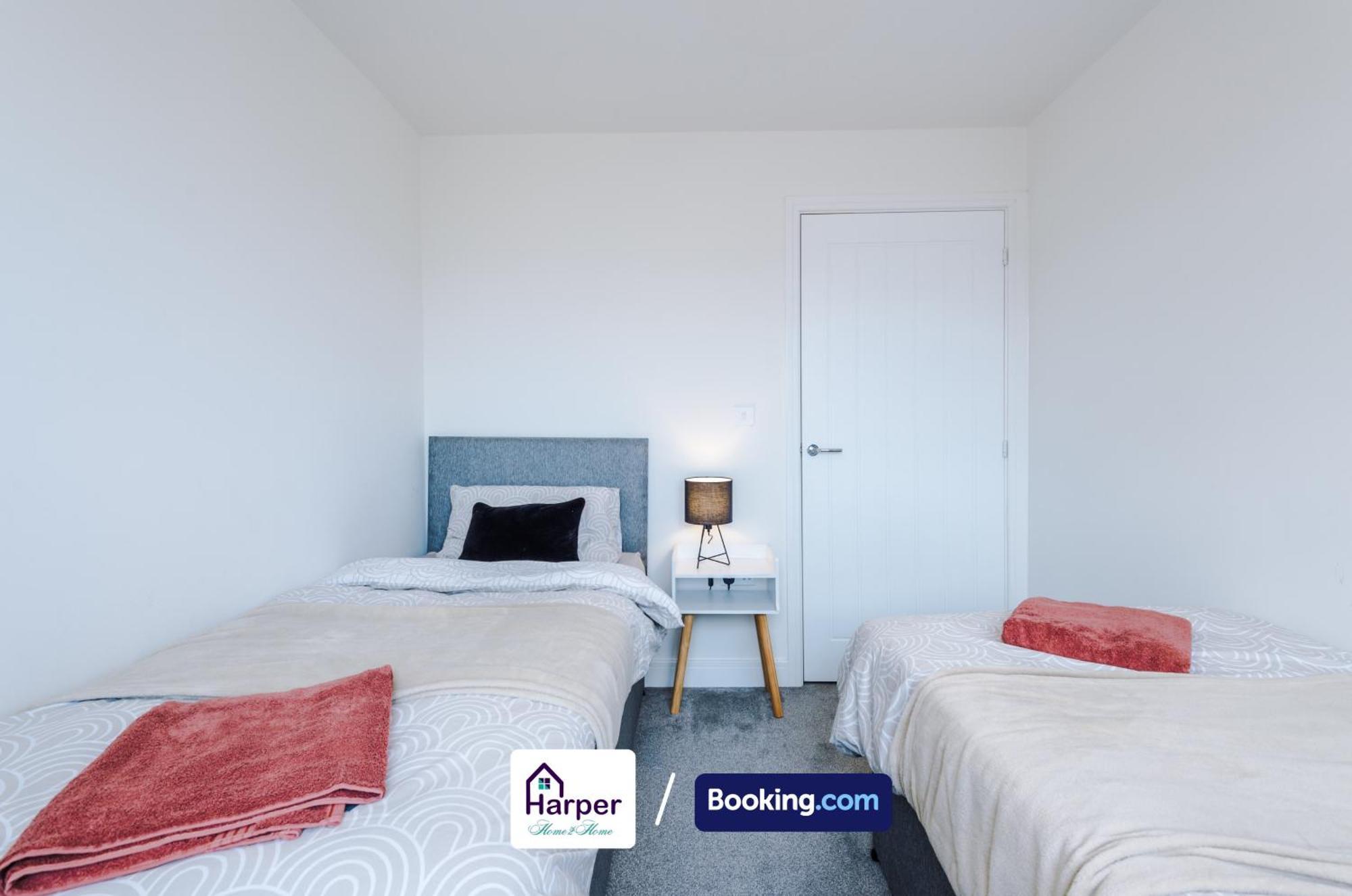 Prime Location 3 Storey By Harperletting Short Lets & Serviced Accommodation Chester With Driveway Long Or Short Stays Hough Green Eksteriør billede
