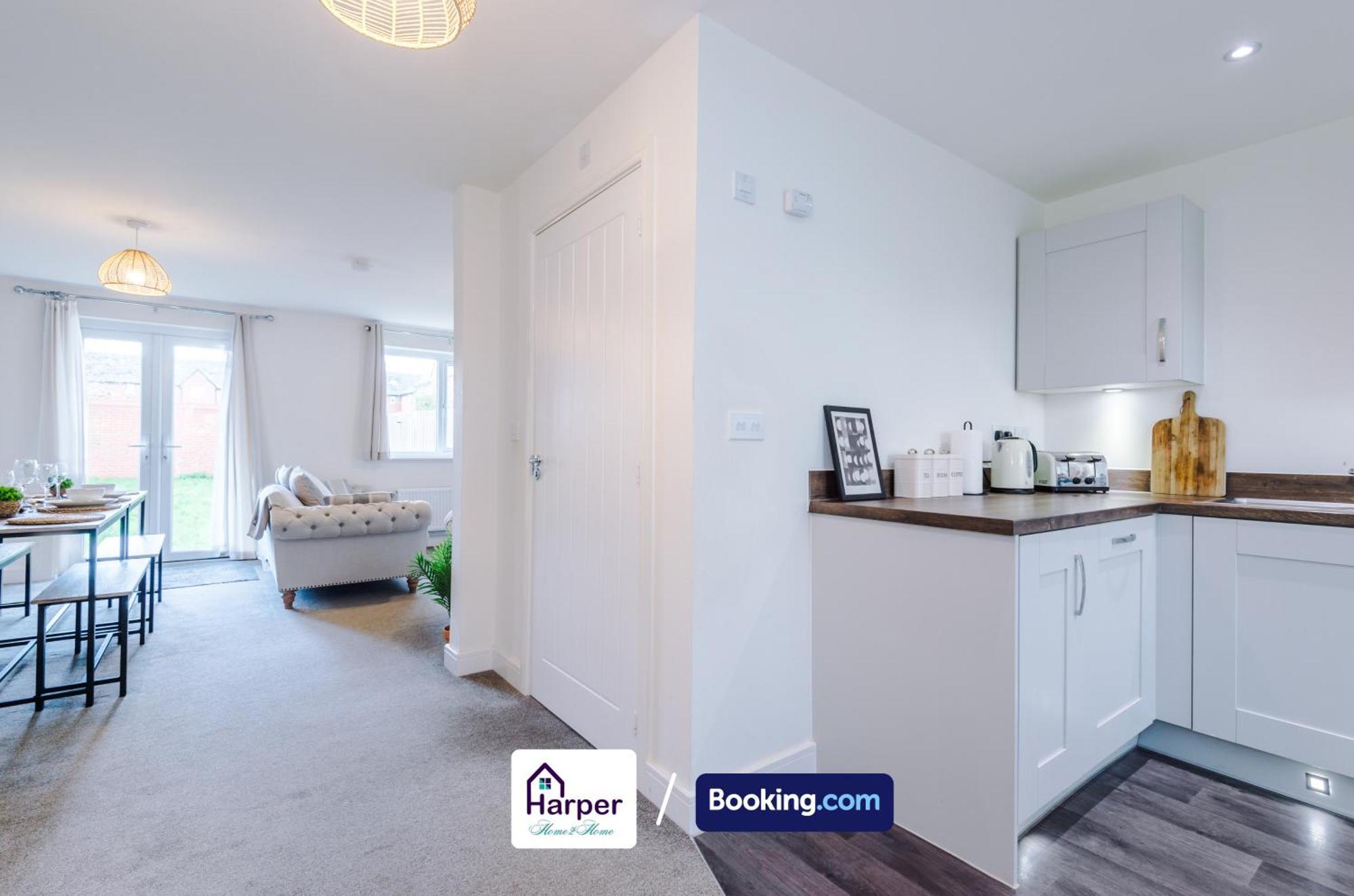 Prime Location 3 Storey By Harperletting Short Lets & Serviced Accommodation Chester With Driveway Long Or Short Stays Hough Green Eksteriør billede