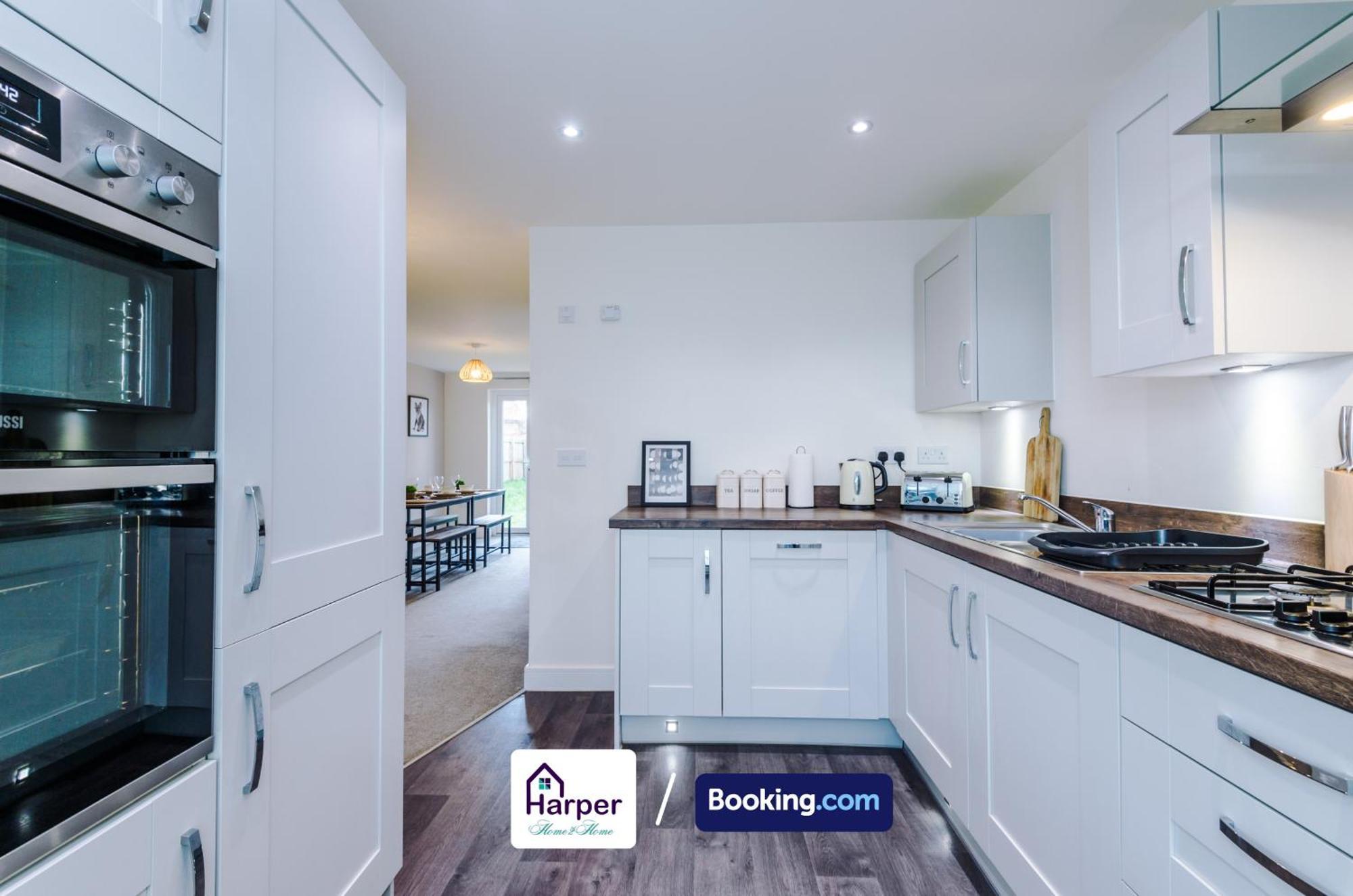 Prime Location 3 Storey By Harperletting Short Lets & Serviced Accommodation Chester With Driveway Long Or Short Stays Hough Green Eksteriør billede