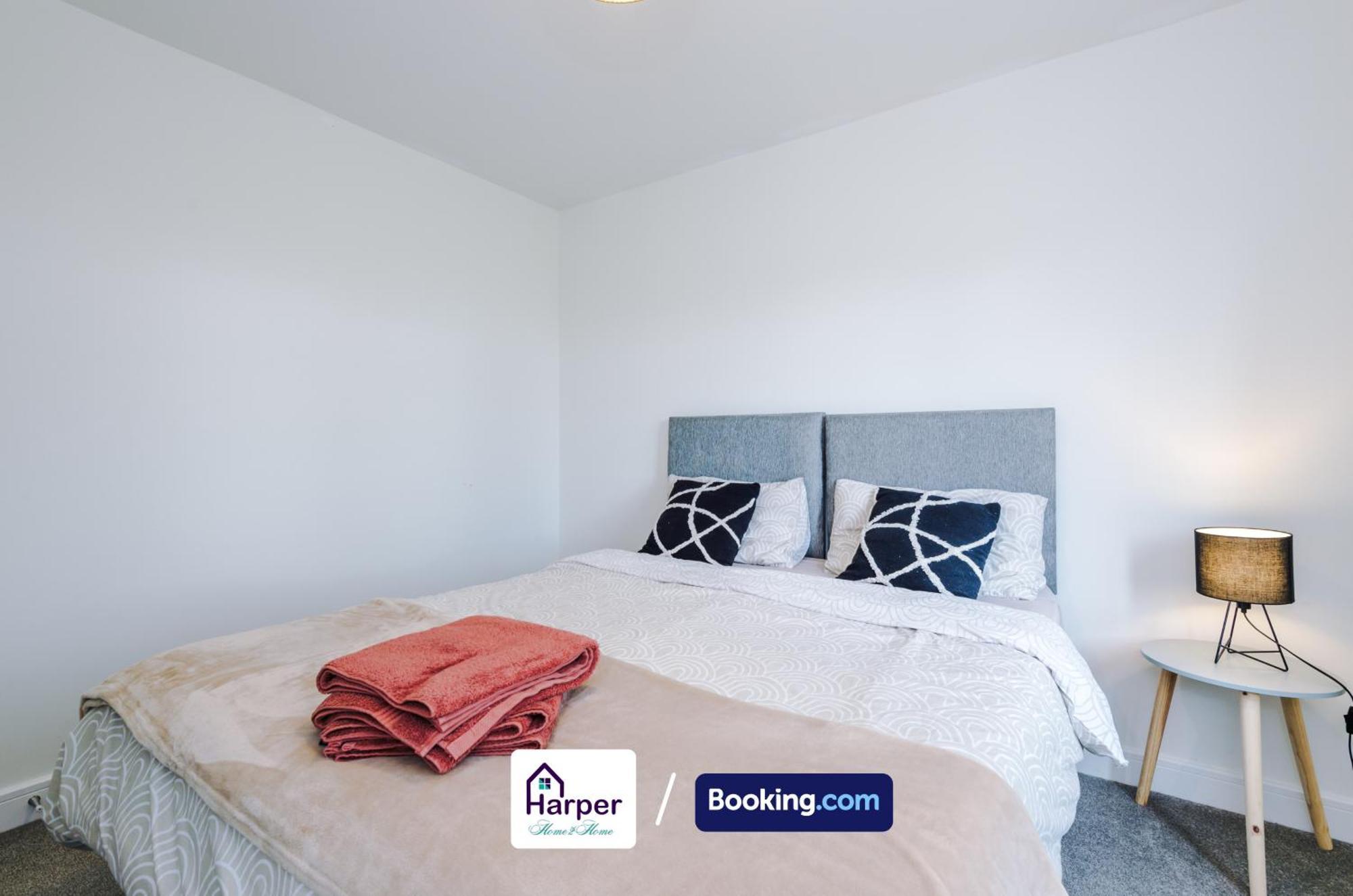 Prime Location 3 Storey By Harperletting Short Lets & Serviced Accommodation Chester With Driveway Long Or Short Stays Hough Green Eksteriør billede