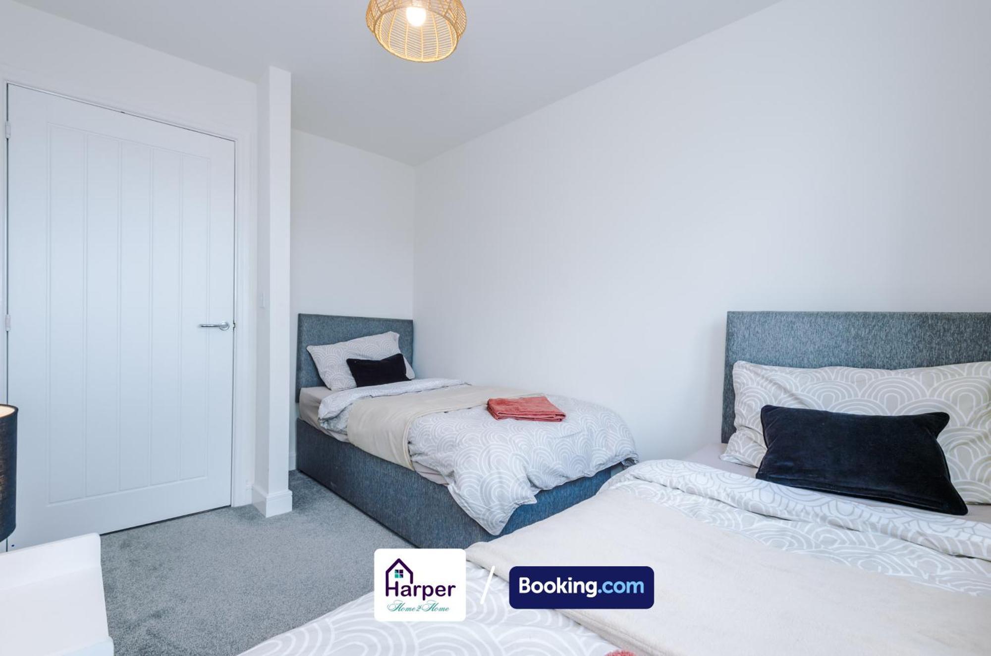 Prime Location 3 Storey By Harperletting Short Lets & Serviced Accommodation Chester With Driveway Long Or Short Stays Hough Green Eksteriør billede