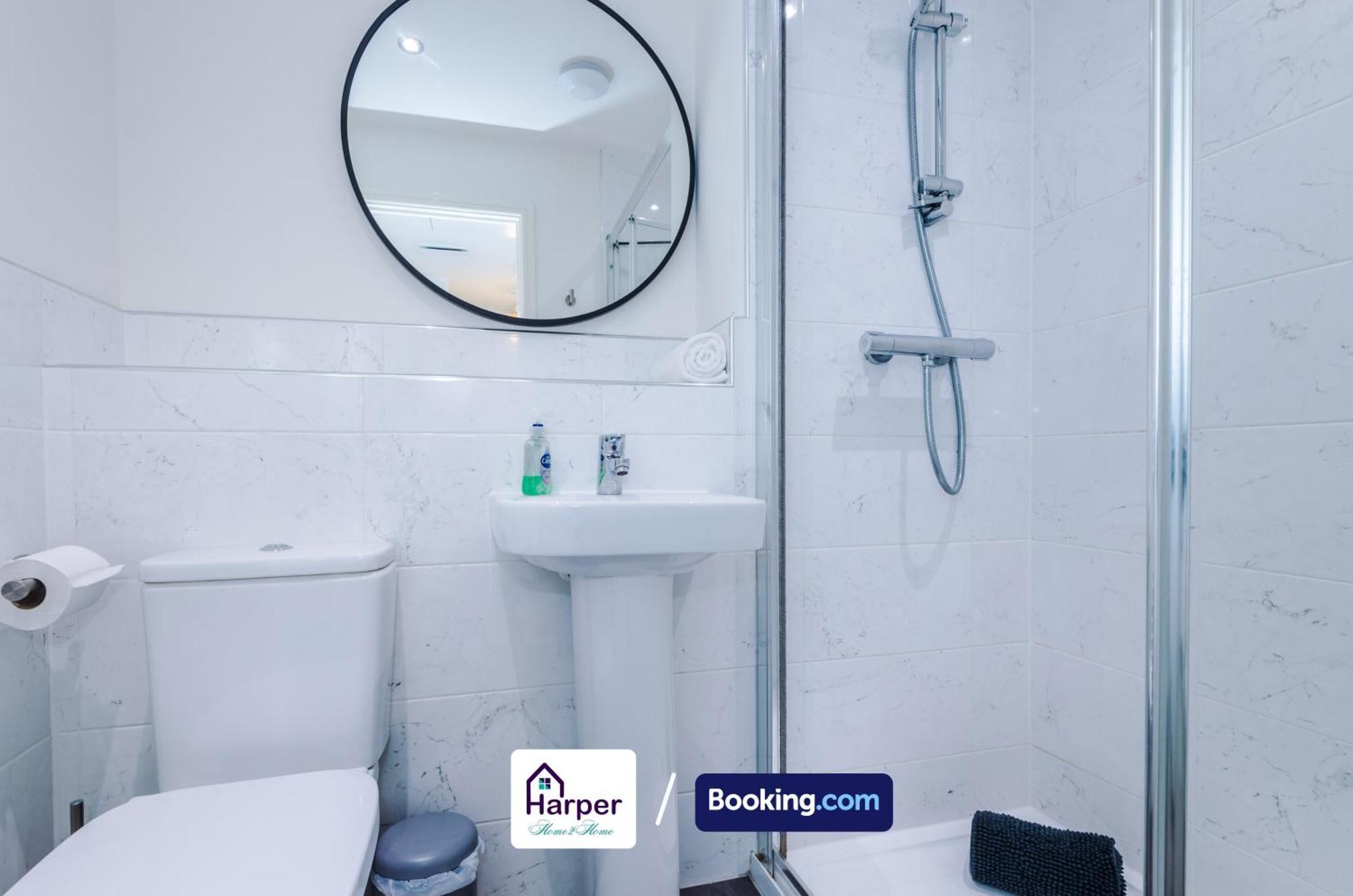 Prime Location 3 Storey By Harperletting Short Lets & Serviced Accommodation Chester With Driveway Long Or Short Stays Hough Green Eksteriør billede