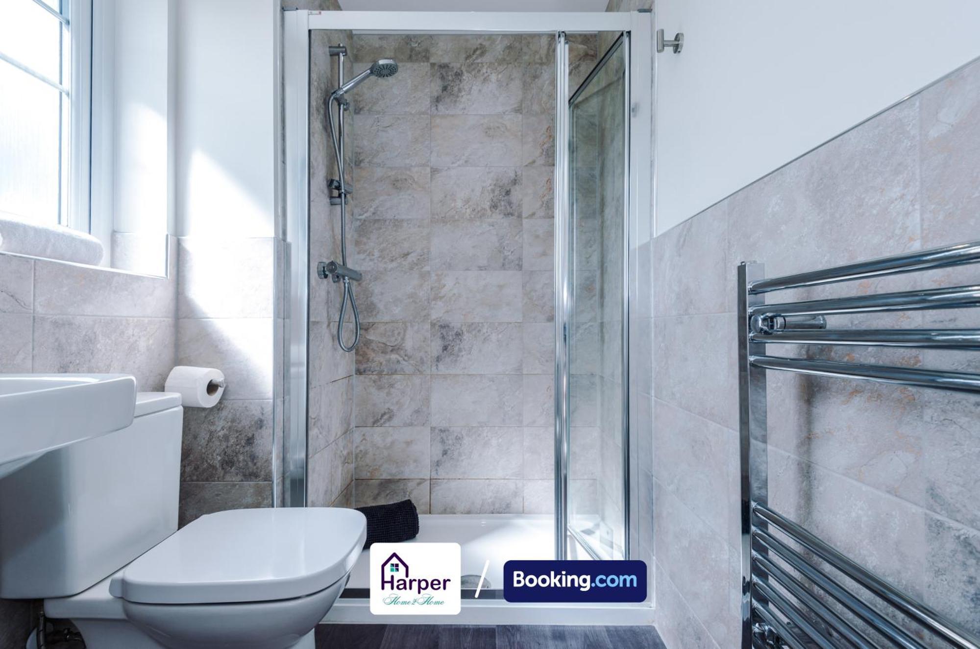 Prime Location 3 Storey By Harperletting Short Lets & Serviced Accommodation Chester With Driveway Long Or Short Stays Hough Green Eksteriør billede