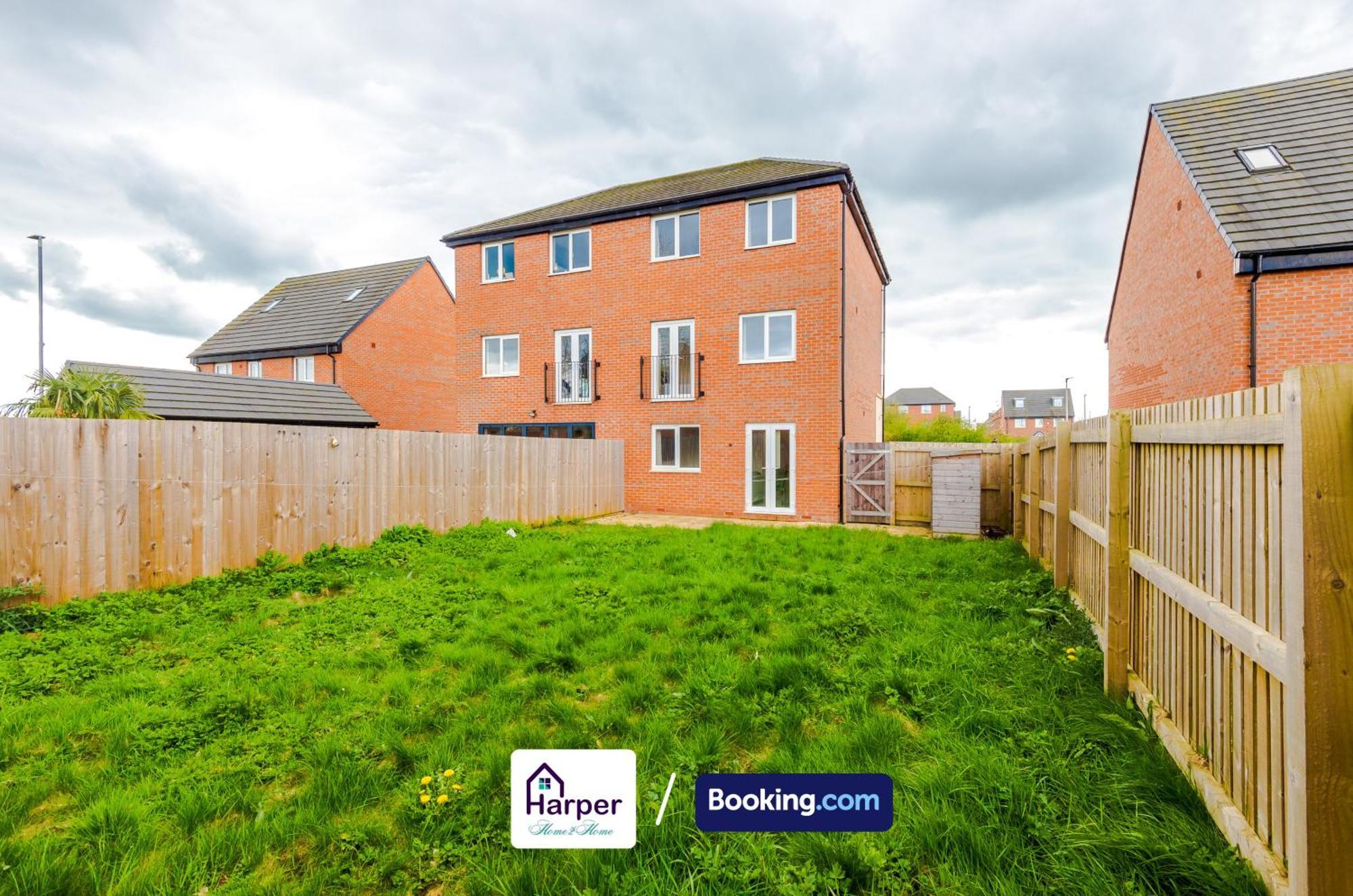Prime Location 3 Storey By Harperletting Short Lets & Serviced Accommodation Chester With Driveway Long Or Short Stays Hough Green Eksteriør billede