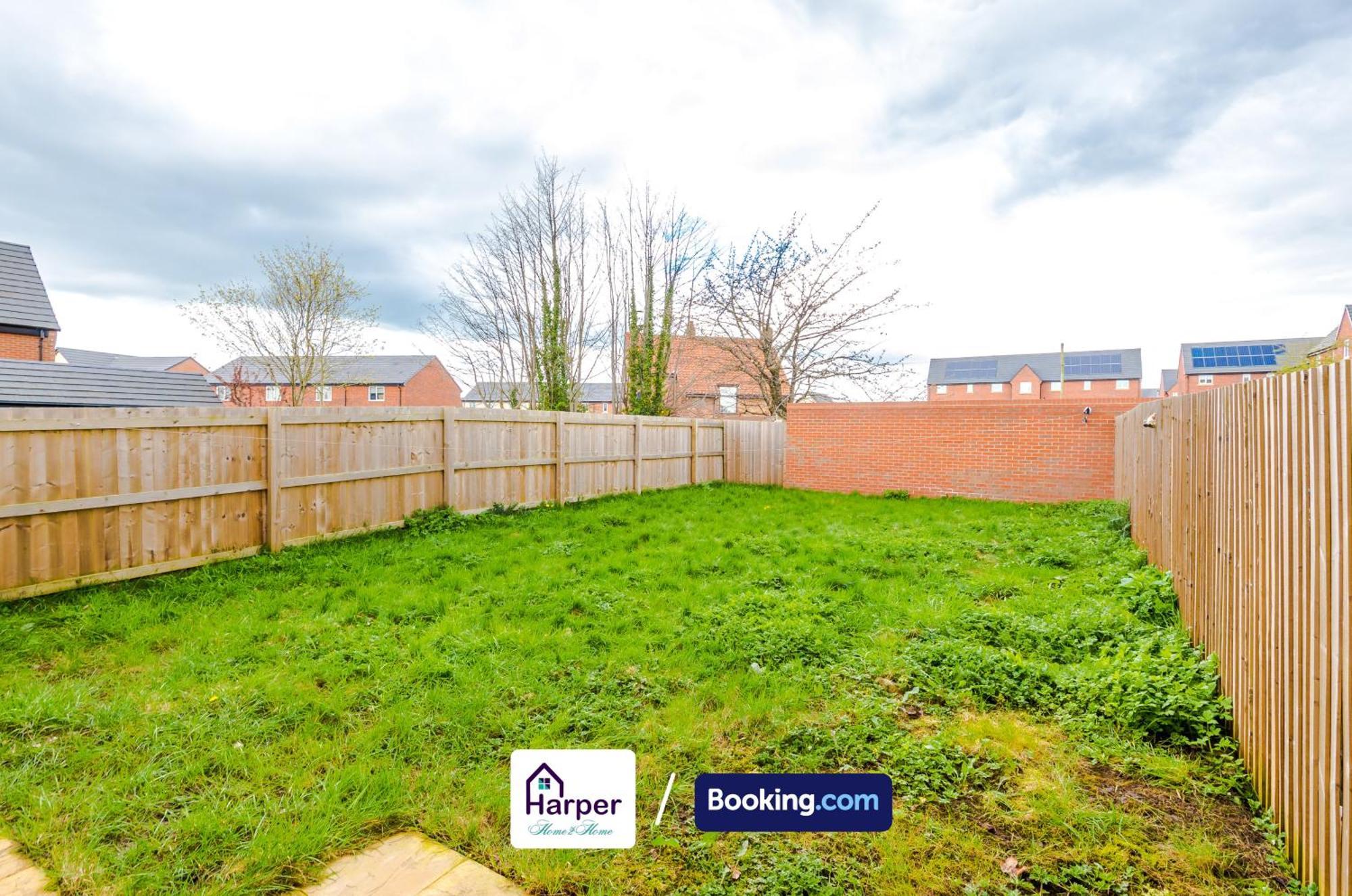 Prime Location 3 Storey By Harperletting Short Lets & Serviced Accommodation Chester With Driveway Long Or Short Stays Hough Green Eksteriør billede